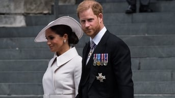 Thông tin trái chiều trong vụ Harry - Meghan suýt gặp tai nạn