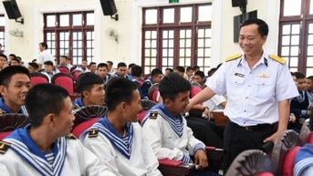 Quân nhân Vùng 5 Hải quân được thông tin về cơ hội học tập nâng cao chuyên môn, nghiệp vụ