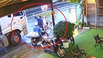 Nổi bật tuần qua: Người đàn ông phản ứng nhanh, cứu em nhỏ trước mũi xe tải