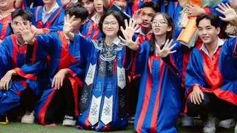 Nữ sinh mặc Việt phục trong lễ tốt nghiệp, thầy cô trầm trồ 'Đẹp dữ vậy'