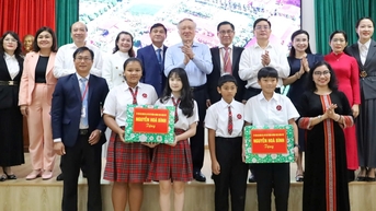 Phó Thủ tướng Thường trực Chính phủ Nguyễn Hòa Bình thăm trường Hoàng Việt