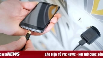 Nên cắm sạc pin vào ổ điện trước hay điện thoại trước?