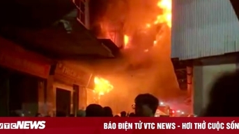 Xưởng gỗ ở Hà Nội cháy ngùn ngụt trong đêm