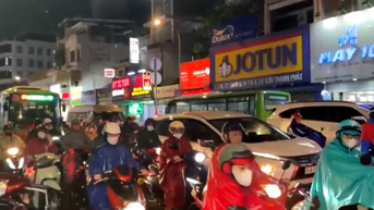 호치민시, 퇴근시간 폭우로 곳곳 교통체증