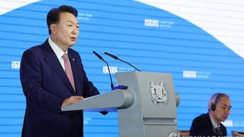 미국은 우리의 자유를 수호하는 데 상당한 지원을 제공한 유일한 동맹국입니다.