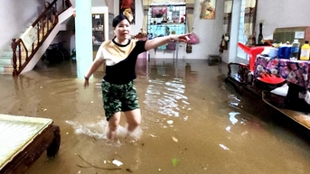 Khu dân cư ở thành phố Bảo Lộc ngập sâu sau cơn dông, lốc