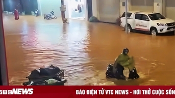 Mưa lớn, tuyến đường trung tâm Đà Lạt ngập sâu