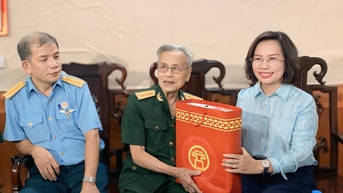 Bí thư Quận ủy Thanh Xuân thăm, tặng quà các chiến sĩ giải phóng Thủ đô