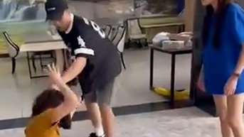 ពិនិត្យវីដេអូបុរសវាយដំ និងអូសស្ត្រីម្នាក់នៅក្នុងអគារផ្ទះល្វែងក្នុងទីក្រុងហូជីមិញ