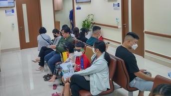 Phụ huynh nghỉ làm, học sinh nghỉ học do đau mắt đỏ