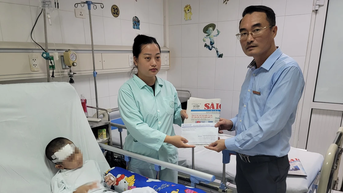 Trao quà của bạn đọc Báo Sài Gòn Giải Phóng giúp đỡ 2 bệnh nhi trong trận lũ quét ở Làng Nủ