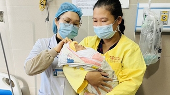 Hành trình 68 ngày đưa cháu bé sinh non 900 gram 'về vạch đích'