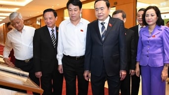 Chủ tịch nước, Chủ tịch Quốc hội tham quan triển lãm chuyên đề "Nhật báo Quốc hội"