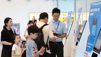 Khách nước ngoài lần đầu tự làm thủ tục chuyến bay tại Đà Nẵng
