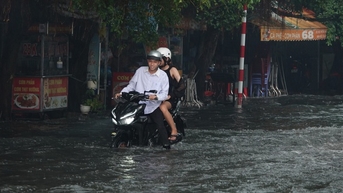 Cần Thơ ngập lênh láng sau cơn mưa lớn đầu mùa kèm giông lốc