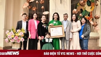 Gia đình từ Nghệ An ra Hà Nội mừng ca sĩ trẻ nhất được phong tặng NSND