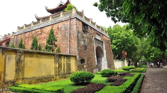 Vẻ đẹp trầm mặc của Hoàng Thành Thăng Long giữa lòng Hà Nội tấp nập