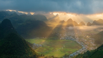 Từ trên cao nhìn xuống, Mường Khương hiện lên ấn tượng tựa bức tranh mê hồn rực rỡ nơi núi rừng Lào Cai