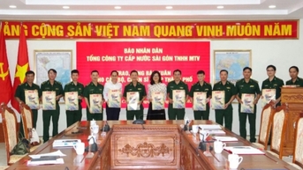Báo Nhân Dân trao tặng báo Xuân đến cán bộ, chiến sĩ Bộ đội Biên phòng