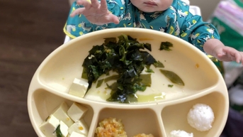 Đừng mắc sai lầm: Cho con ăn giặm quá sớm, vừa ăn vừa xem điện thoại