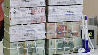 Lãi suất tăng, người dân ùn ùn gửi tiền vào ngân hàng