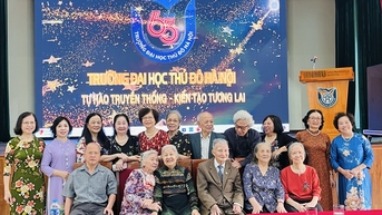 Xúc động ngày hội ngộ cựu giáo chức, cựu sinh viên Trường Đại học Thủ đô