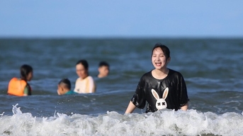 Nắng nóng, du khách đổ về biển Hà Tĩnh 'giải nhiệt'