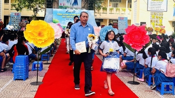 Phụ huynh 'lâng lâng' lên lãnh thưởng cùng con, cùng đi thảm đỏ