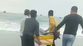 돌고래 한 마리가 도살당할 위기에 처했습니다. 꽝빈성의 한 마을 사람들은 돈을 모아 돌고래를 사서 바다에 풀어주었습니다.