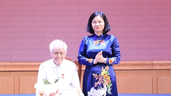 Phó Bí thư Thường trực Thành ủy trao tặng Huy hiệu Đảng tại quận Thanh Xuân