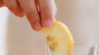 기침, 목 통증에는 따뜻한 레몬물에 꿀을 넣어 마셔보세요!