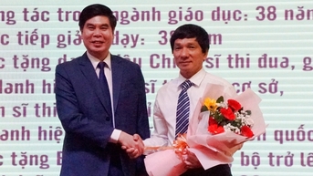 Nhà giáo nhân dân trích lương hưu để trao đến học sinh khó khăn