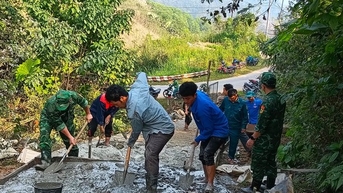 Thanh niên đổ bê tông làm đường cho người dân bản