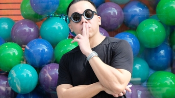 Các anh trai vượt ngàn chông gai tranh thủ ‘họp fan’ ở trưng bày nghệ thuật của Touliver