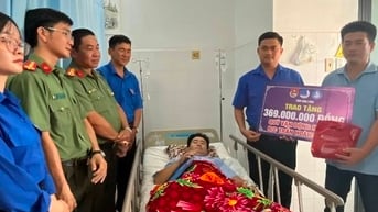 Trao Huy hiệu “Tuổi trẻ dũng cảm” cho đại úy gặp nạn khi bắt cát tặc