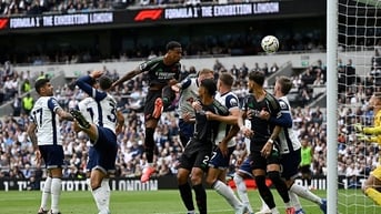 Arsenal vượt khó trong trận derby thành London