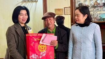 Phó Chủ tịch Thường trực HĐND TP thăm, tặng quà người có công huyện Ứng Hòa