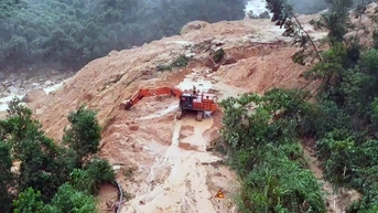 Nổ mìn xử lý khối đá hơn 100 tấn chắn đường Nha Trang - Đà Lạt do sạt lở