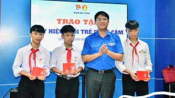 Trao Huy hiệu “Tuổi trẻ dũng cảm” cho 3 nam sinh cứu trẻ đuối nước ở Hà Tĩnh