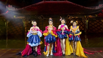 តារាម៉ូដែលក្មេងក្លាហានហ៊ានភ្លៀងត្រជាក់ ឈរលើឆាកអាយ៉ងទឹក។