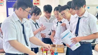 Tranh luận việc đưa tự luận vào kiểm tra định kỳ