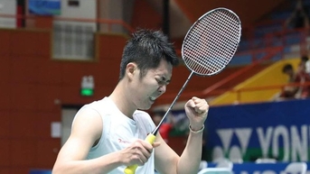 Lê Đức Phát đánh bại tay vợt Đức cao 1,91 m, dẫn đầu bảng K Olympic