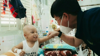 Quà Trung thu đến sớm với bệnh nhi ung thư