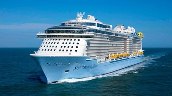 Cận cảnh siêu tàu Spectrum of the Seas đưa hơn 4.000 khách quốc tế cập cảng Bà Rịa - Vũng Tàu