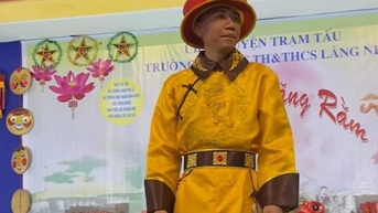 សាលា​ទទួល​ស្គាល់​កំហុស​ដែល​បណ្តោយ​ឲ្យ​ក្មេង​ទំនើង​អ៊ីនធឺណិត​ស្លៀក​សម្លៀក​បំពាក់​មិន​សមរម្យ​ច្រៀង​នៅ​មុខ​សិស្ស