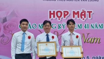 Khen tặng các Hiệu trưởng, nhà trường có sáng kiến kêu gọi hỗ trợ thẻ BHYT cho học sinh nghèo