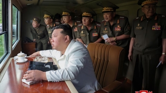 김정은, 북한 신형 로켓 발사 시스템 시험 감독