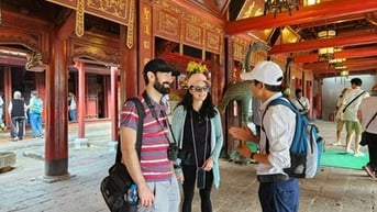 Du lịch "vạ lây" vì giá vé máy bay