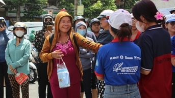 Mẹ học lớp 3 mong con vào ĐH, một đời bình an