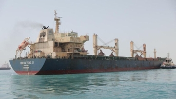 Lai dắt thành công tàu mắc cạn ở kênh đào Suez